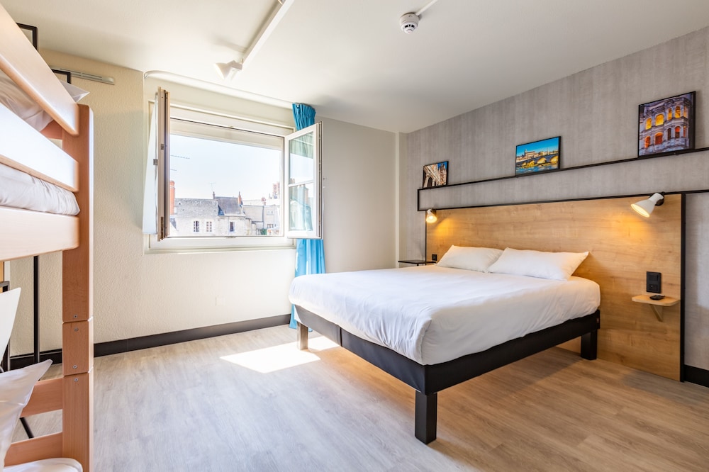 Habitación familiar con cama doble y litera. Diseño nuevo del hotel ibis Blois Centre Chateau. Foto 1