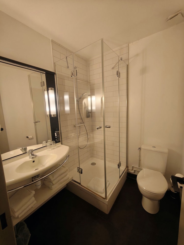 Habitación familiar con cama doble y litera. Diseño nuevo del hotel ibis Blois Centre Chateau. Foto 3