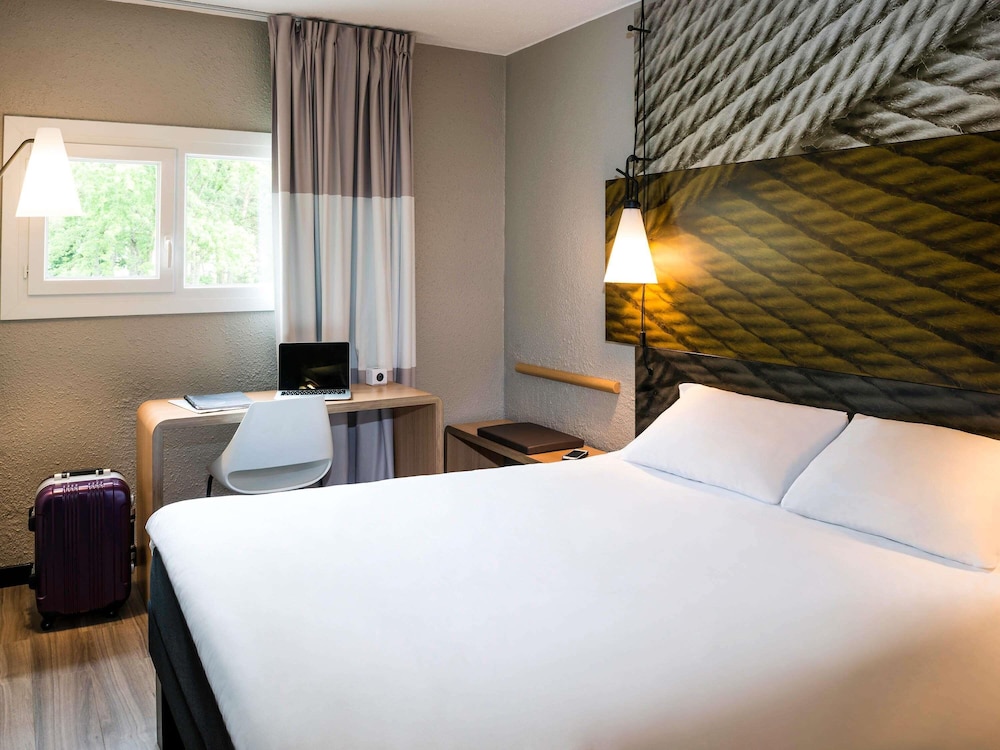 Habitación Standard con una cama doble del hotel Ibis Bourg En Bresse. Foto 4