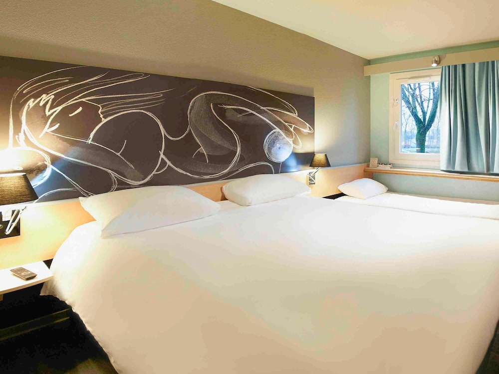 Habitación Standard con una cama doble del hotel Ibis Bourg En Bresse. Foto 6