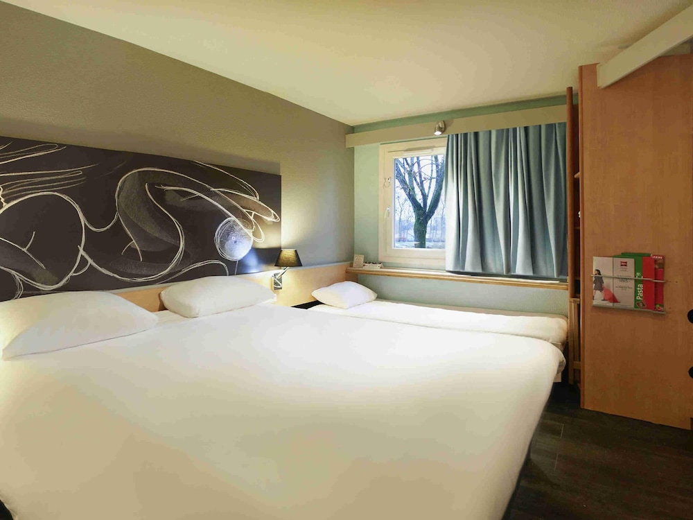 Habitación Standard con una cama doble y una cama individual del hotel Ibis Bourg En Bresse