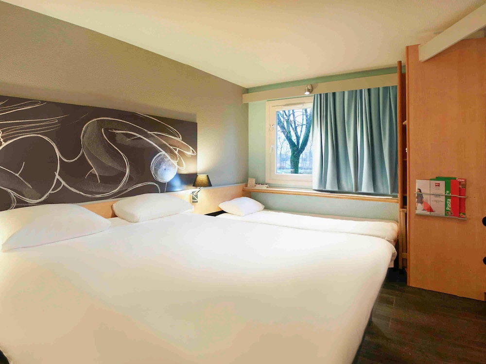 Habitación Standard con una cama doble y una cama individual del hotel Ibis Bourg En Bresse. Foto 2