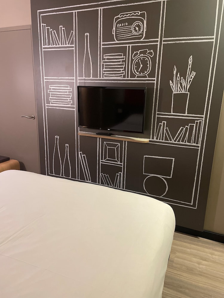 Habitación Executive con cama doble del hotel Ibis Bourg En Bresse. Foto 2