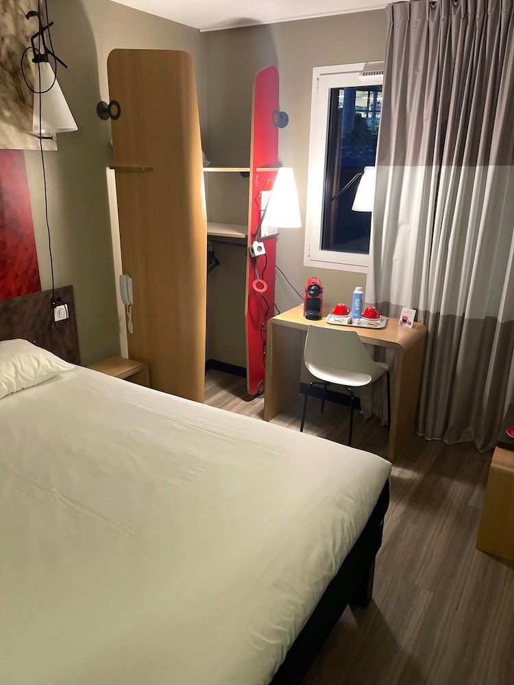 Habitación Executive con cama doble del hotel Ibis Bourg En Bresse. Foto 3