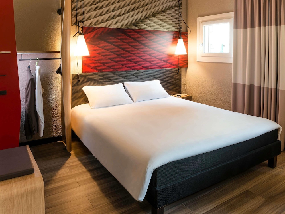 Habitación Executive con cama doble del hotel Ibis Bourg En Bresse. Foto 4