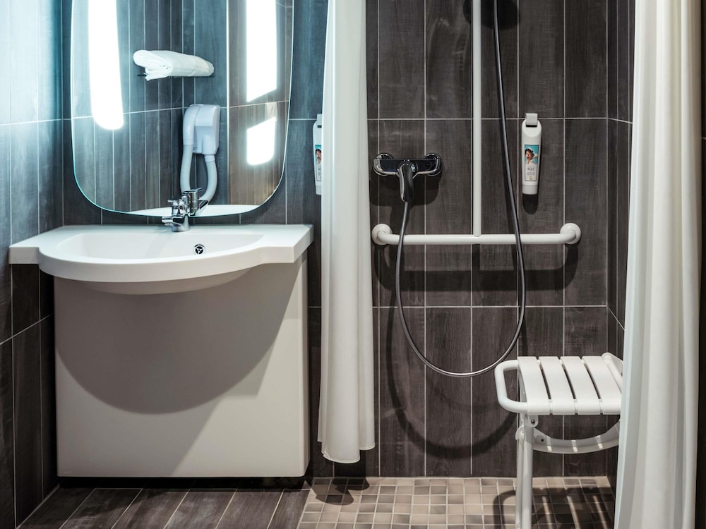 Habitación Executive con cama doble del hotel Ibis Bourg En Bresse. Foto 5