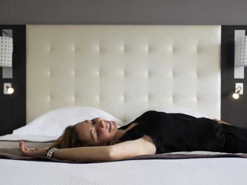 Habitación Doble Superior con sofá cama del hotel Mercure Bourg En Bresse. Foto 4