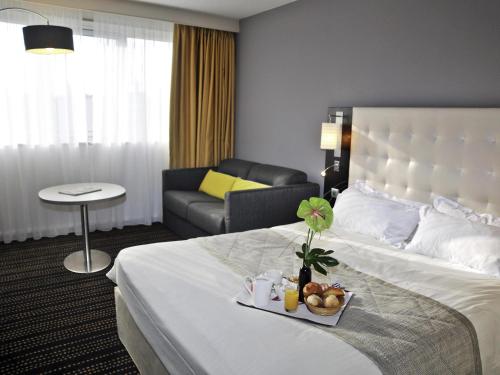 Habitación Doble Superior con sofá cama del hotel Mercure Bourg En Bresse. Foto 5