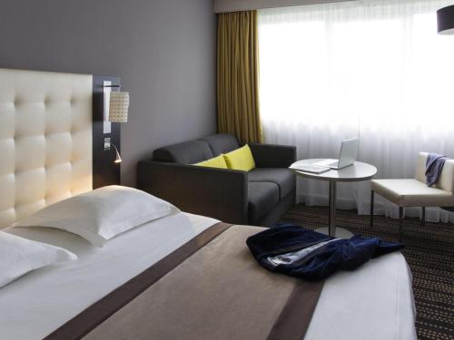 Habitación Doble Superior con sofá cama del hotel Mercure Bourg En Bresse. Foto 6