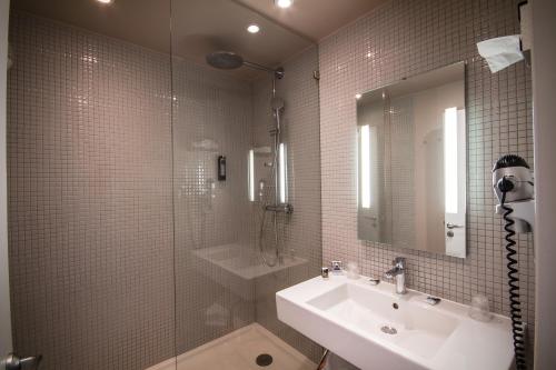 Habitación Doble Superior con sofá cama del hotel Mercure Bourg En Bresse. Foto 7