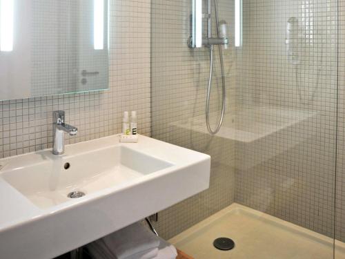 Habitación Doble Superior con sofá cama del hotel Mercure Bourg En Bresse. Foto 5
