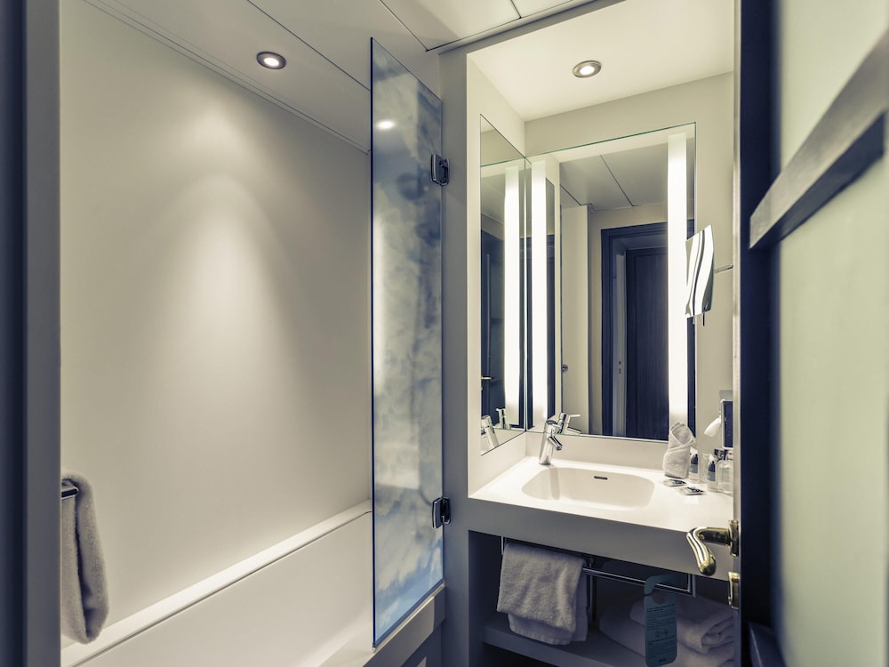 Suite Junior con 1 cama doble y Sofá del hotel De Bourbon - Mercure Bourges. Foto 4