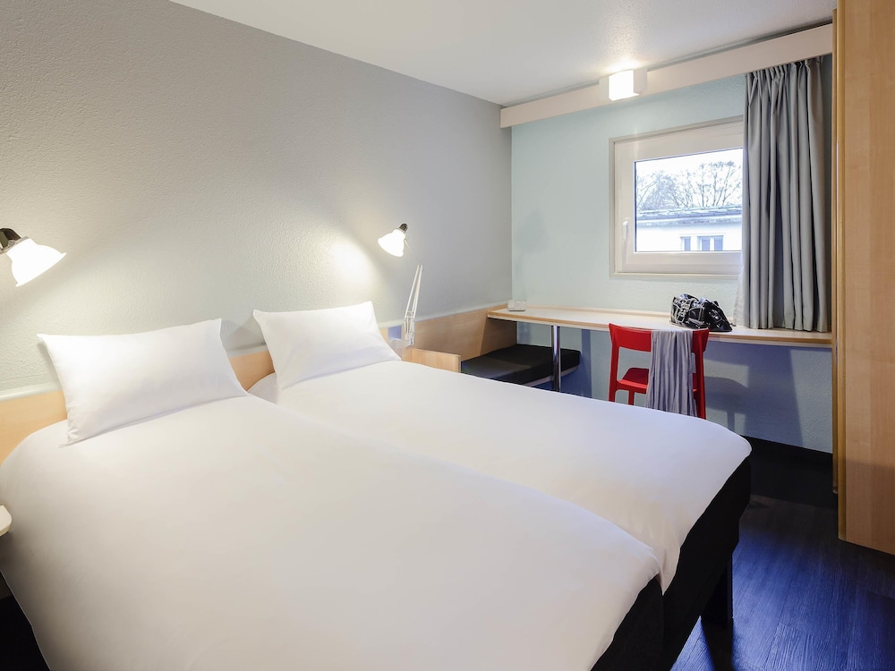 Habitación estándar con dos camas individuales del hotel IBIS BOURGES. Foto 5