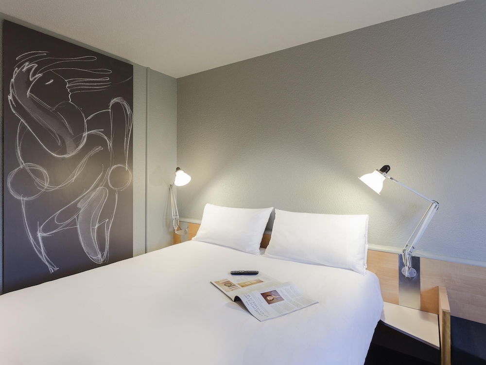 Habitación estándar con una cama doble y una cama individual del hotel IBIS BOURGES