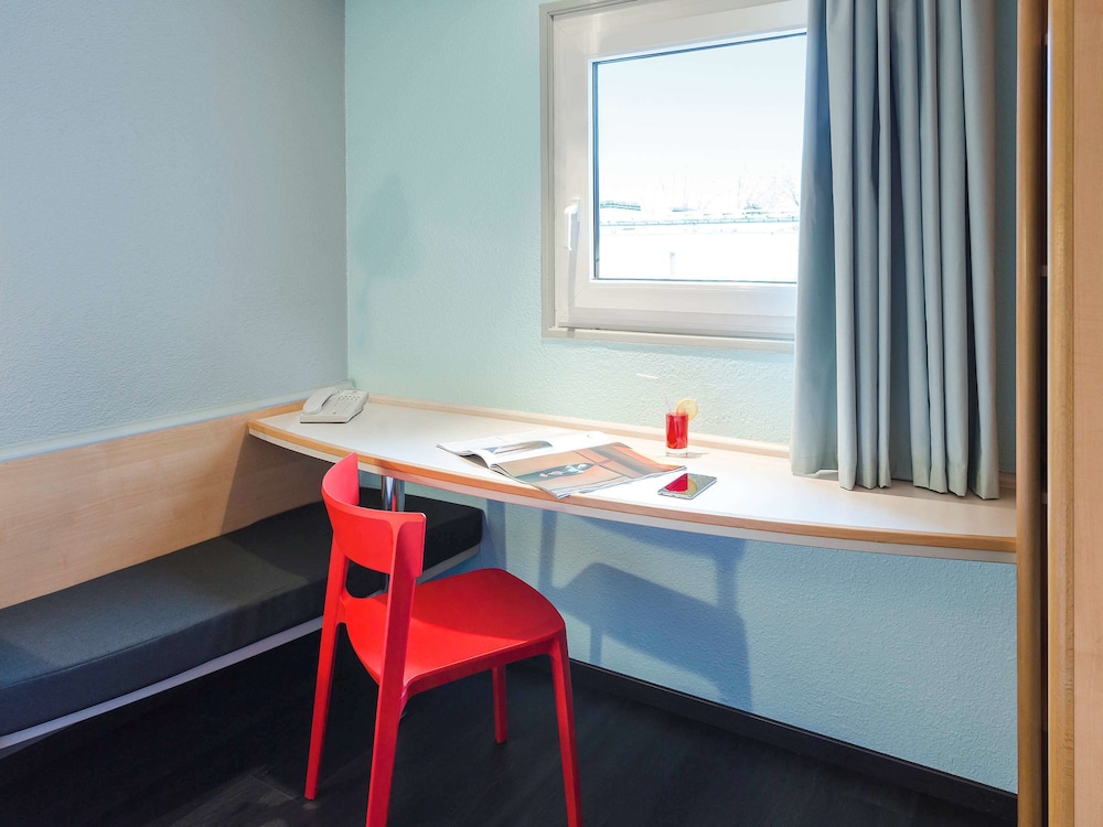 Habitación estándar con una cama doble y una cama individual del hotel IBIS BOURGES. Foto 1