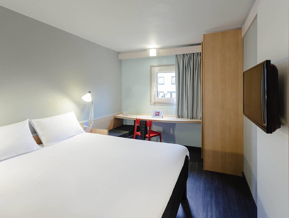 Habitación estándar con una cama doble y una cama individual del hotel IBIS BOURGES. Foto 2