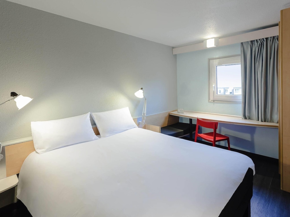 Habitación estándar con una cama doble y una cama individual del hotel IBIS BOURGES. Foto 3