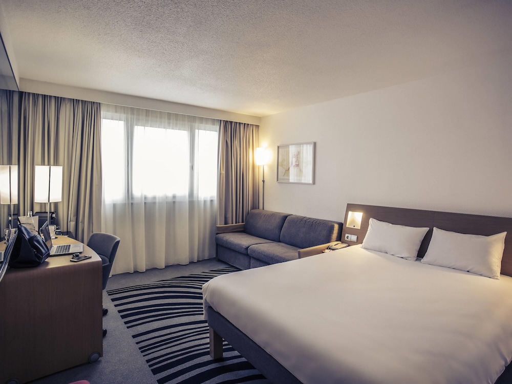 Habitación Superior con cama queen - size y sofá - cama doble del hotel Novotel Bourges