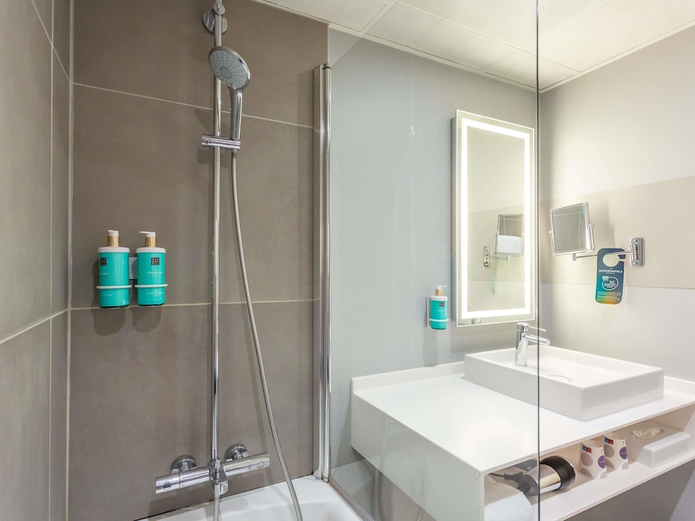 Habitación Estándar con cama doble (o 2 camas individuales a petición) del hotel Novotel Bourges. Foto 1