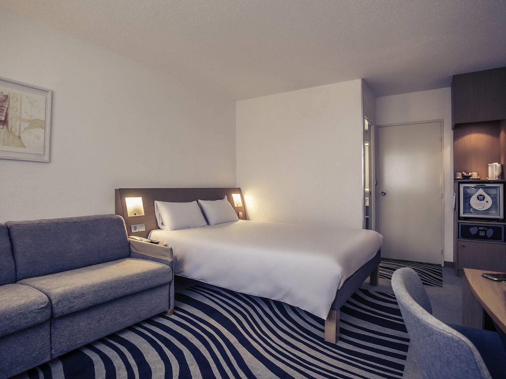 Habitación Ejecutiva con cama queen - size y sofá - cama individual del hotel Novotel Bourges