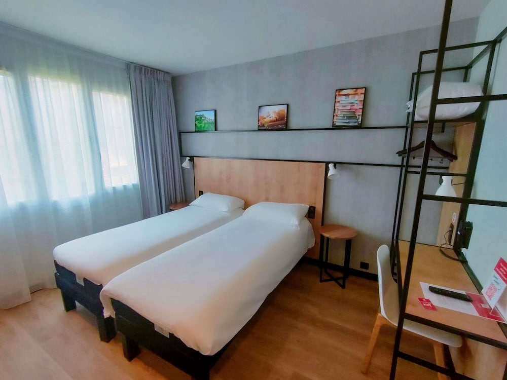 Habitación estándar con dos camas individuales del hotel Ibis Brive Centre
