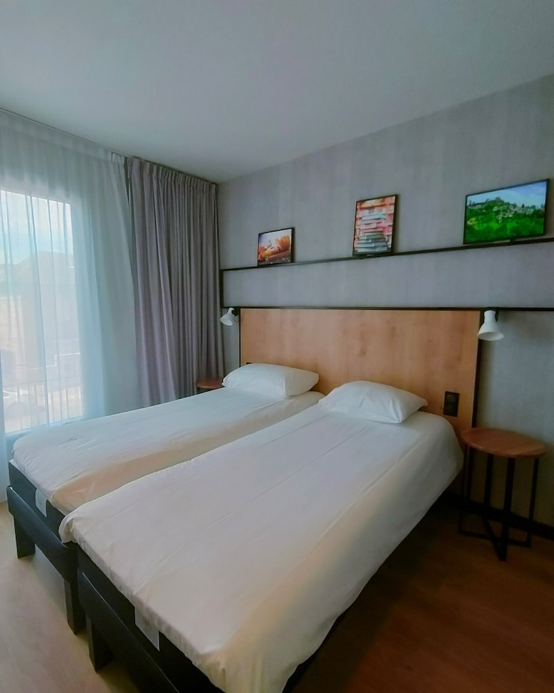 Habitación estándar con dos camas individuales del hotel Ibis Brive Centre. Foto 2