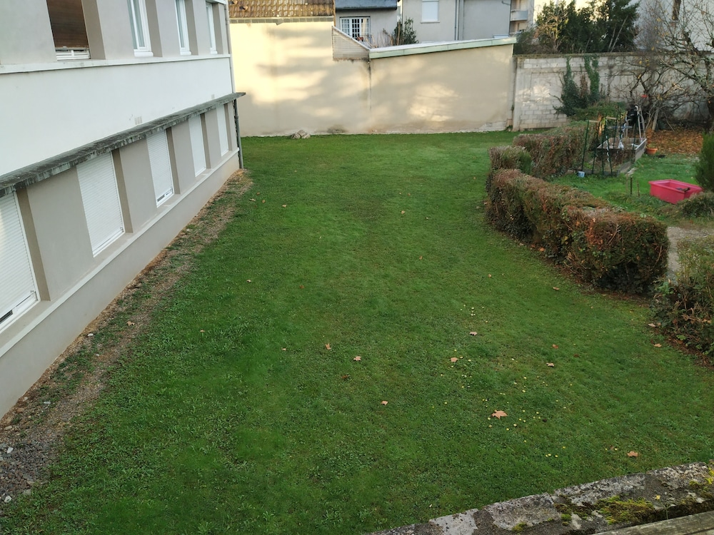 Habitación estándar con dos camas individuales del hotel Ibis Brive Centre. Foto 4
