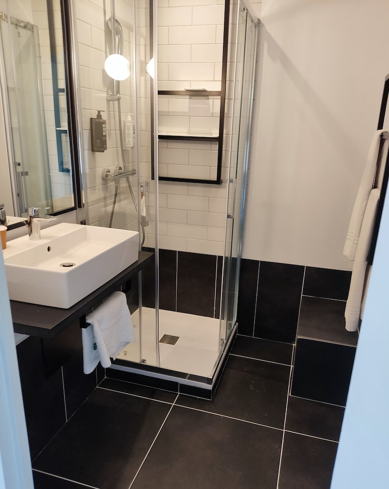 Habitación estándar con dos camas individuales del hotel Ibis Brive Centre. Foto 5