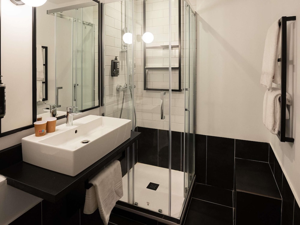 Habitación estándar con 1 cama doble, 1 cama individual y balcón del hotel Ibis Brive Centre