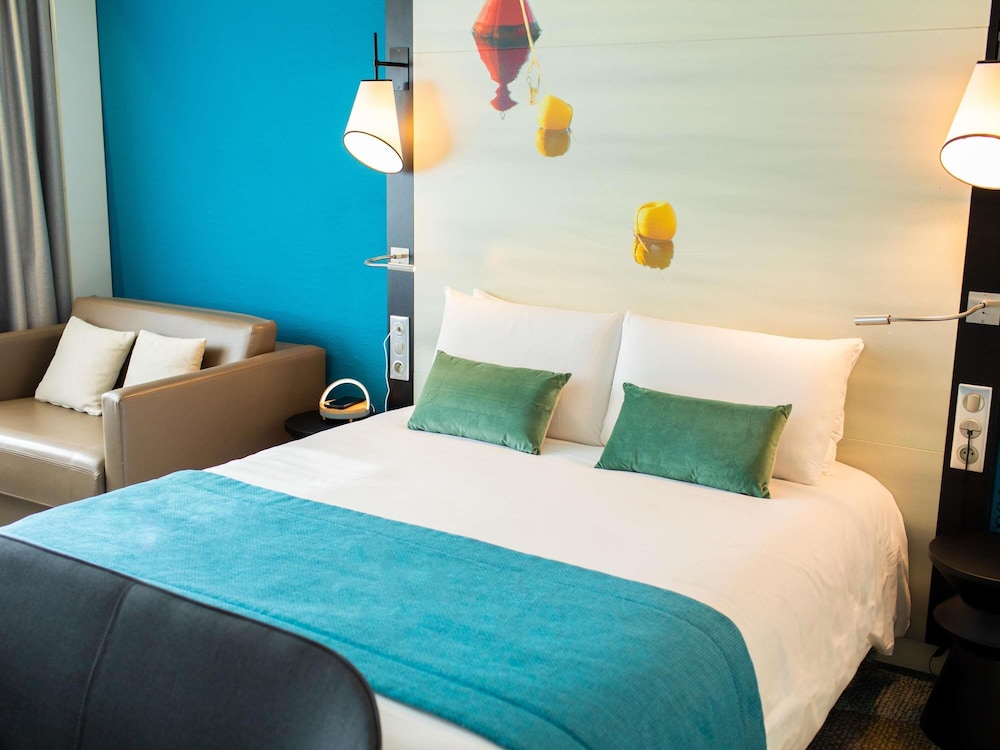 Suite Junior con 1 cama doble y 1 sofá del hotel Mercure Lorient Centre. Foto 5