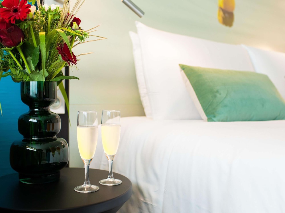 Suite Junior con 1 cama doble y 1 sofá del hotel Mercure Lorient Centre. Foto 6