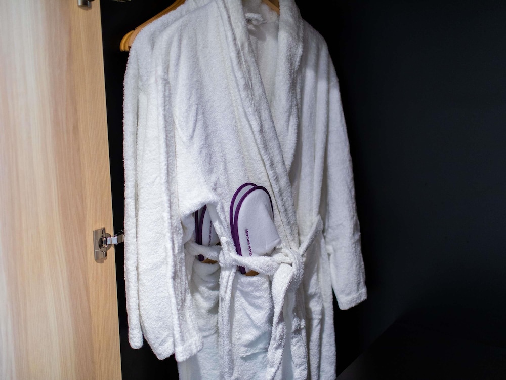 Suite Junior con 1 cama doble y 1 sofá del hotel Mercure Lorient Centre. Foto 7