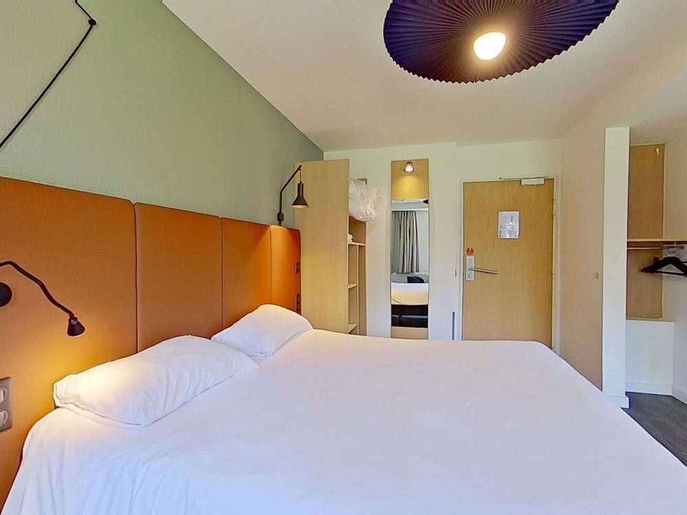 Habitación estándar con 1 cama doble y camas gemelas del hotel IBIS VANNES