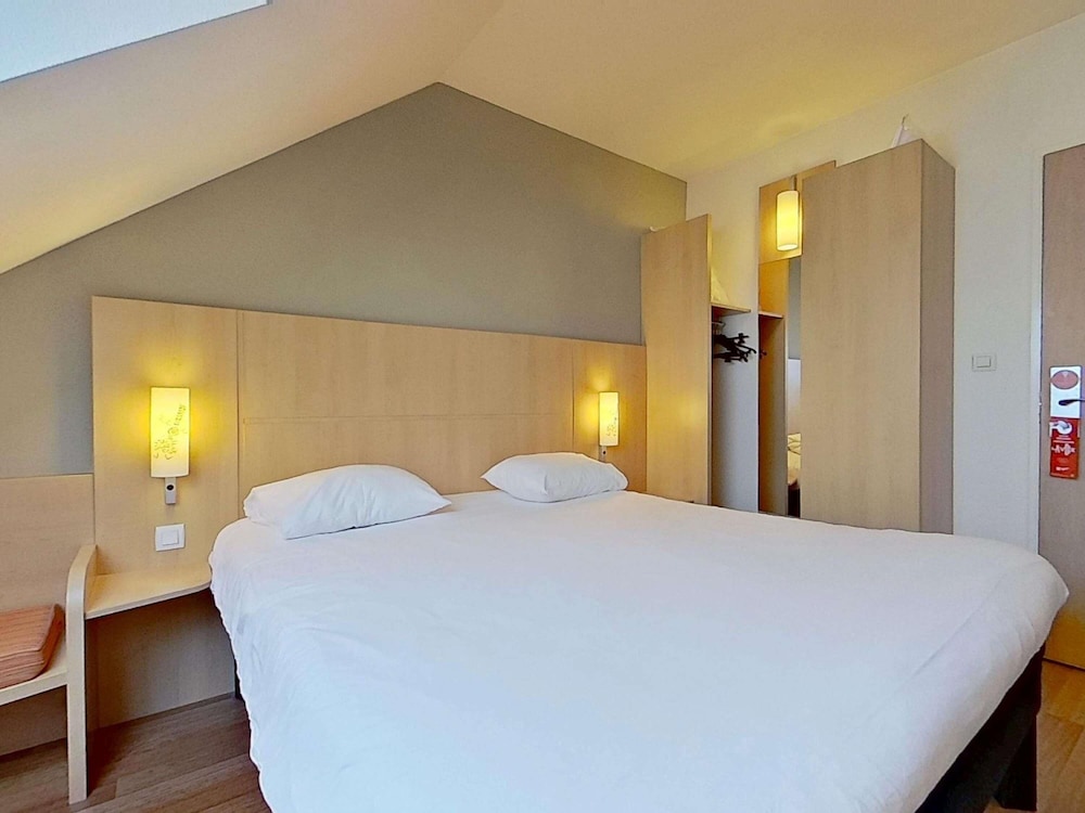Habitación estándar con una cama doble y una cama individual del hotel IBIS VANNES