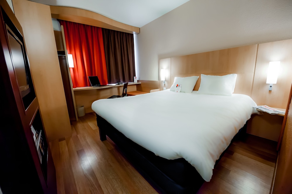 Habitación estándar con una cama doble y una cama individual del hotel IBIS VANNES. Foto 1