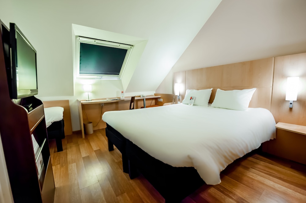 Habitación estándar con una cama doble y una cama individual del hotel IBIS VANNES. Foto 2