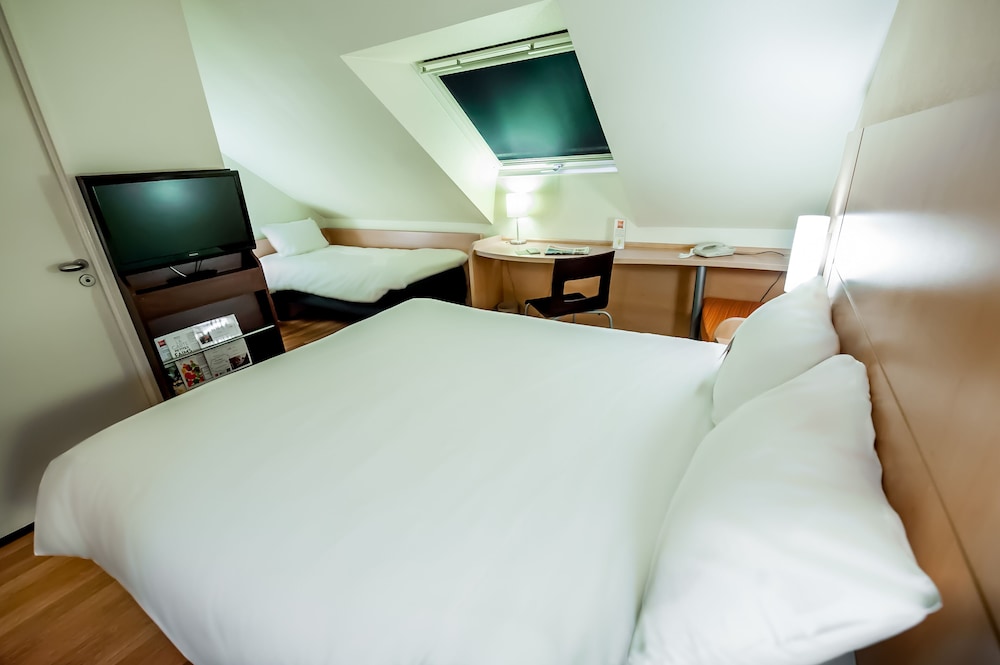 Habitación estándar con una cama doble y una cama individual del hotel IBIS VANNES. Foto 3