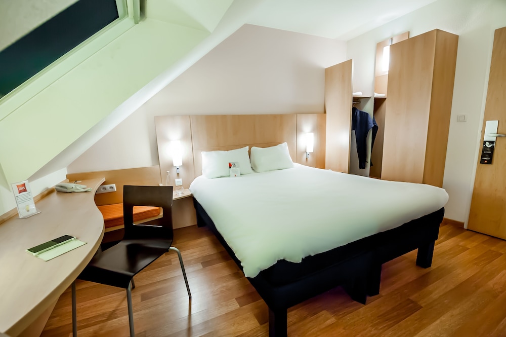 Habitación estándar con una cama doble y una cama individual del hotel IBIS VANNES. Foto 4