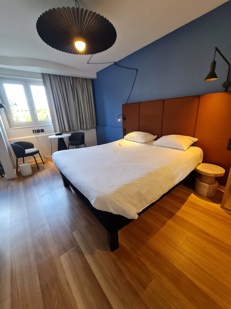 Habitación estándar con una cama doble y una cama individual del hotel IBIS VANNES. Foto 5