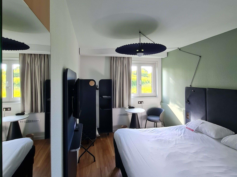 Habitación estándar con una cama doble y una cama individual del hotel IBIS VANNES. Foto 6