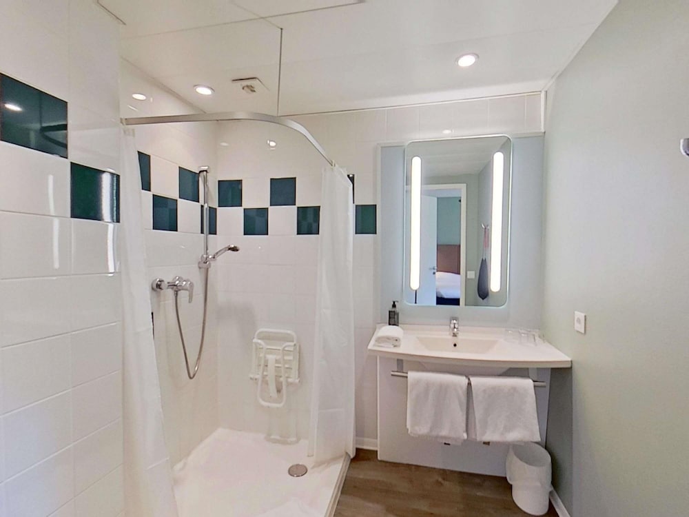 Habitación estándar con una cama doble y una cama individual del hotel IBIS VANNES. Foto 7