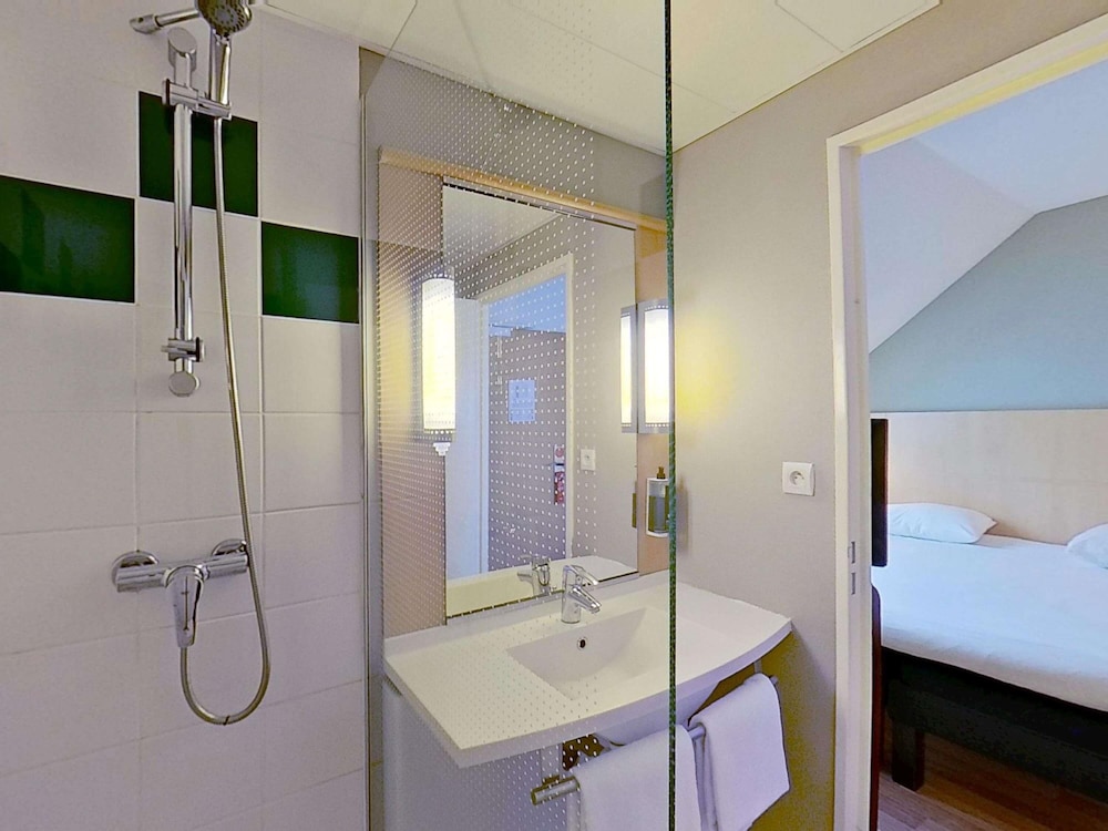 Habitación estándar con una cama doble y una cama individual del hotel IBIS VANNES. Foto 8