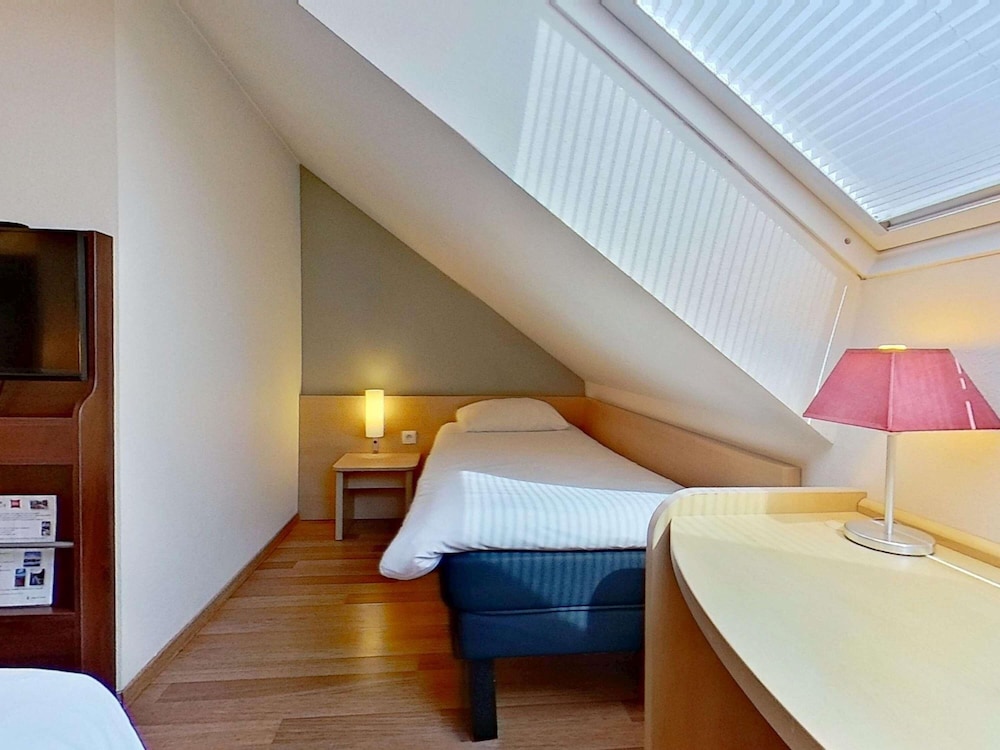 Habitación estándar con una cama doble y una cama individual del hotel IBIS VANNES. Foto 9