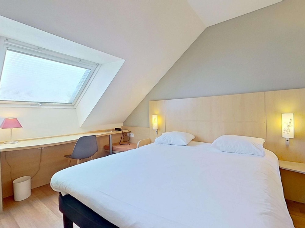 Habitación estándar con una cama doble y una cama individual del hotel IBIS VANNES. Foto 10