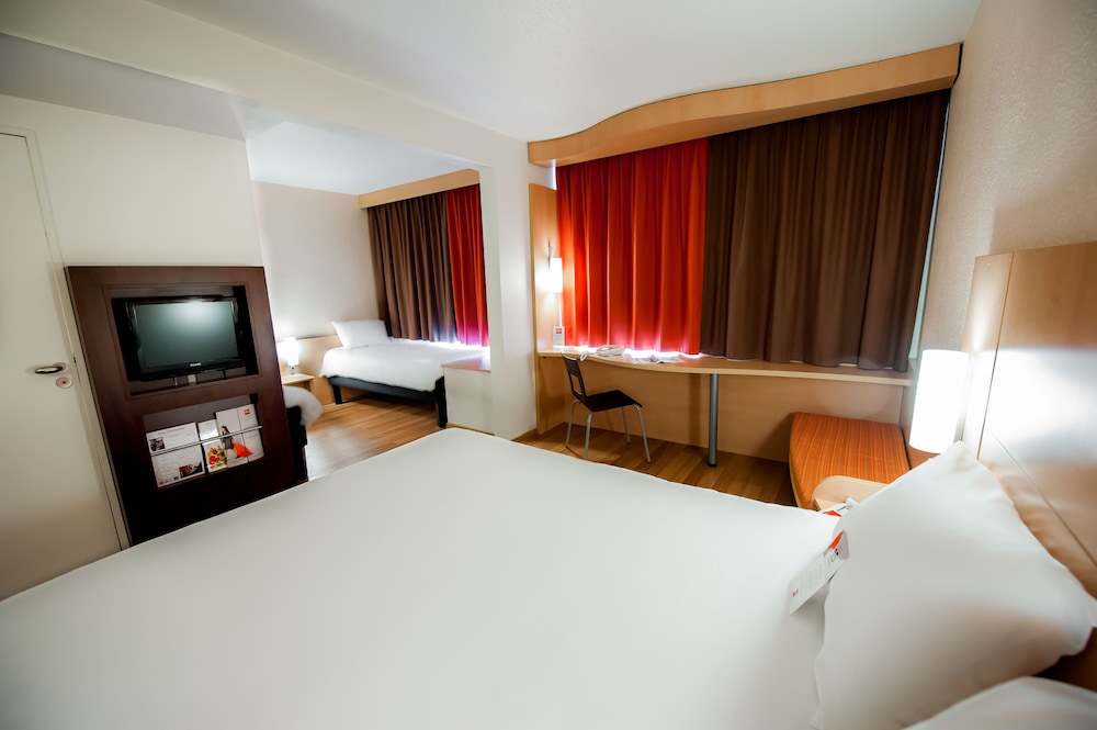 Habitación estándar con una cama doble y una cama individual del hotel IBIS VANNES. Foto 11