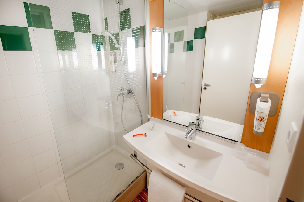 Habitación estándar con una cama doble y una cama individual del hotel IBIS VANNES. Foto 12