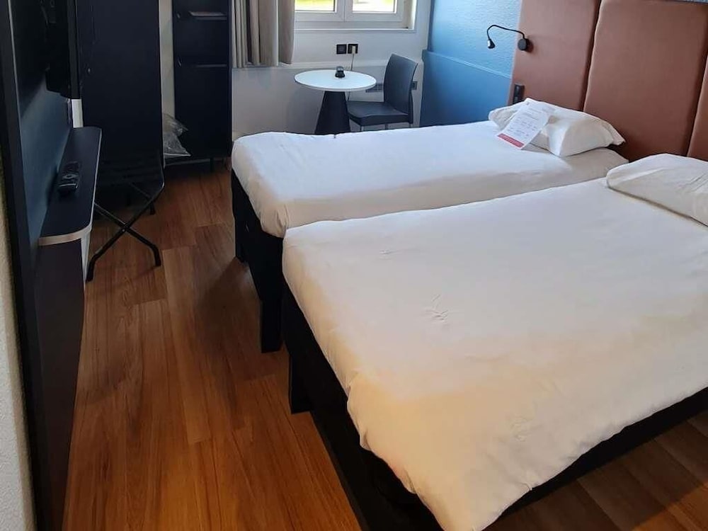 Habitación estándar con dos camas individuales del hotel IBIS VANNES. Foto 1