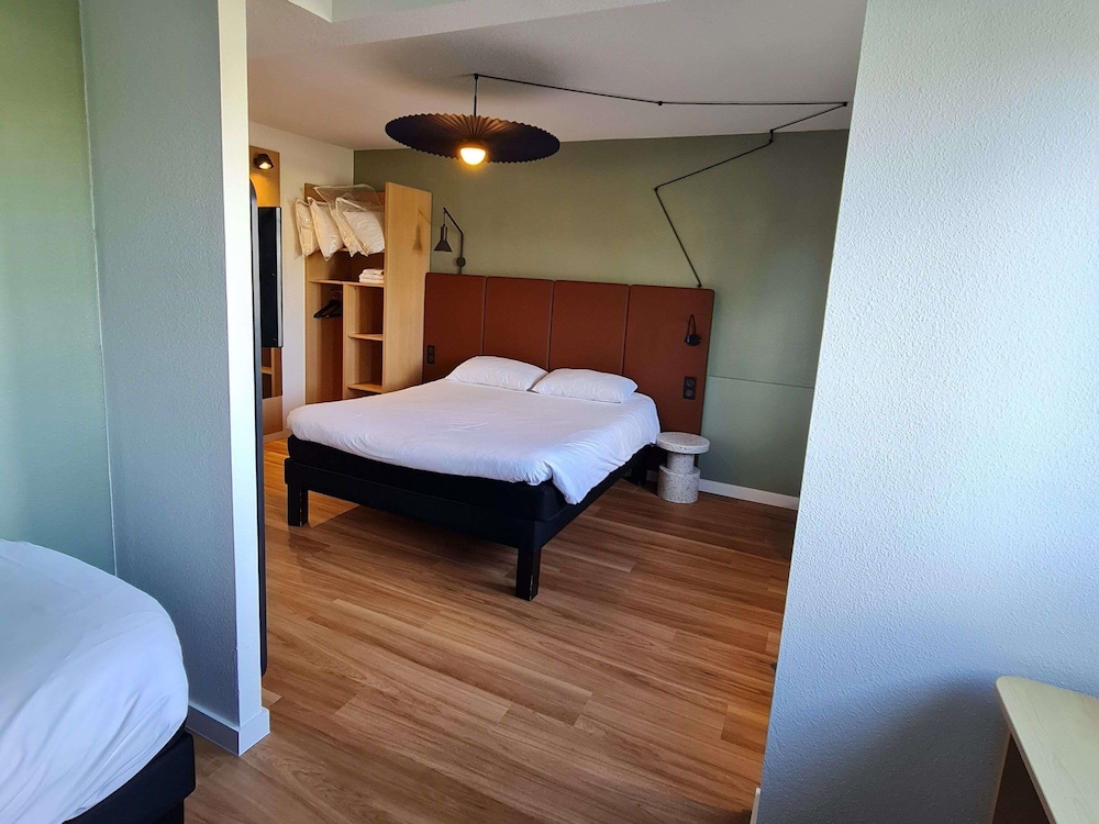 Habitación estándar con 1 cama doble y camas gemelas del hotel IBIS VANNES
