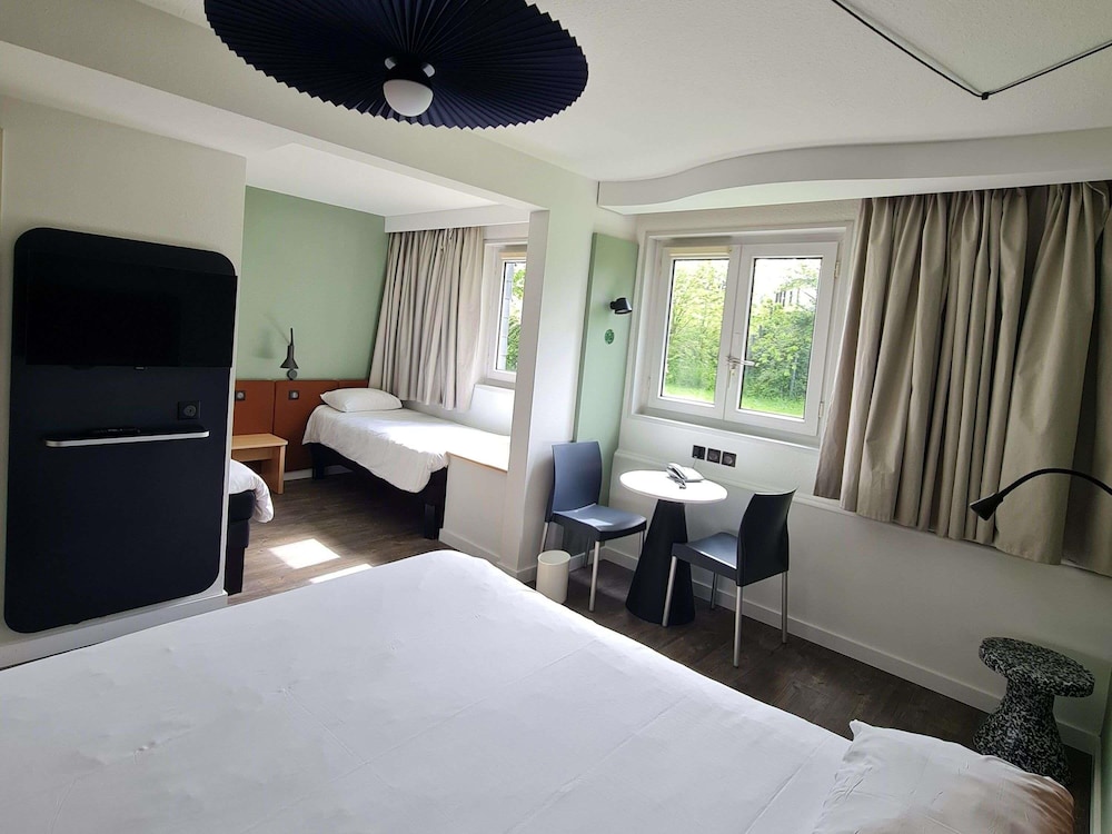Habitación estándar con 1 cama doble y camas gemelas del hotel IBIS VANNES. Foto 1
