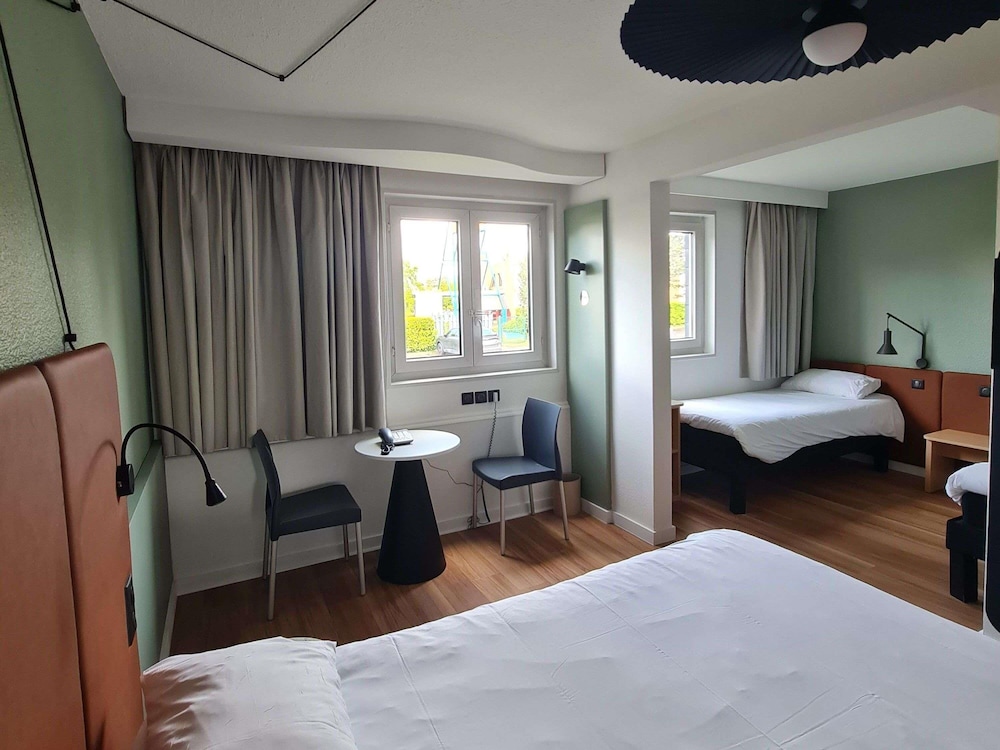 Habitación estándar con 1 cama doble y camas gemelas del hotel IBIS VANNES. Foto 2